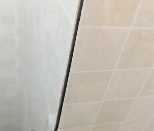 蕲春瓷砖空鼓维修公司分享阳台瓷砖脱落的修复过程可以分为以下几个步骤