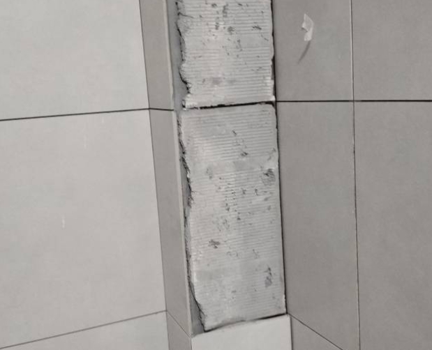 蕲春瓷砖空鼓维修公司分享下瓷砖施工前基层浇水润湿程度不足，可能导致以下问题