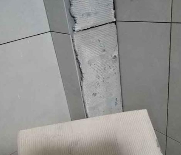 蕲春瓷砖空鼓维修公司分享下厨房瓷砖脱落的补救措施。